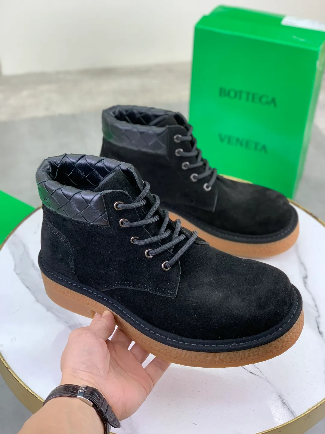 Men's men's shoes 💰P740 New model 💰 Top quality (beef tendon outsole series) 💎💎💎 BOTTEGA VENETA official website synchronizes the latest model, top version of the market's highest version of BV business leather shoes, accept material comparison, shoe type comparison, process comparison, practical and texture, versatile, suitable for any occasion, the more you look at it, the more flavorful it becomes. Pure hand-woven craftsmanship - upper material, imported original hand-woven calfskin - high-quality water-dyed sheepskin lining - original private model customized beef tendon outsole -Size: female 35-39 (34 40 customized) male 39-44 (38 45 customized) Comes with original BV green box, complete packaging.